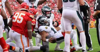 Eagles callan críticas, defienden ´tush-push´