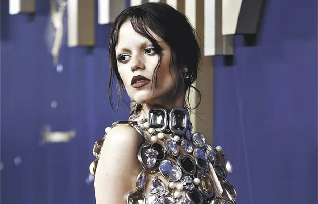 EL TOP SEXY DE JENNA ORTEGA EN LOS PREMIOS EMMY