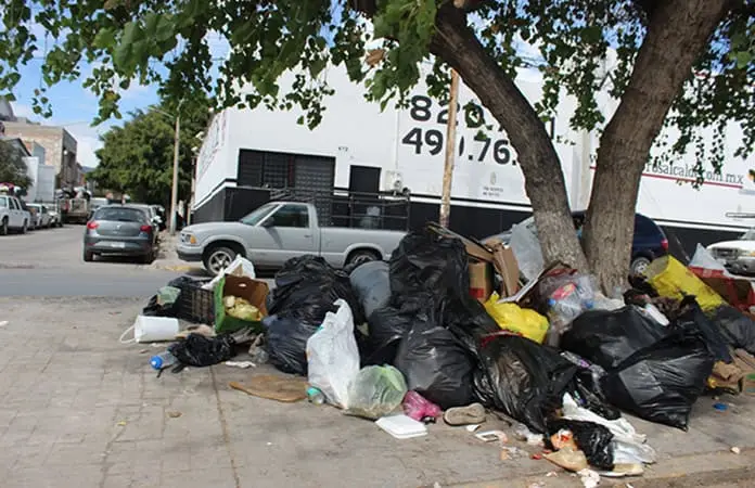 En Pozos retiran toneladas de basura en la carretera 57