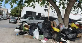 En Pozos retiran toneladas de basura en la carretera 57
