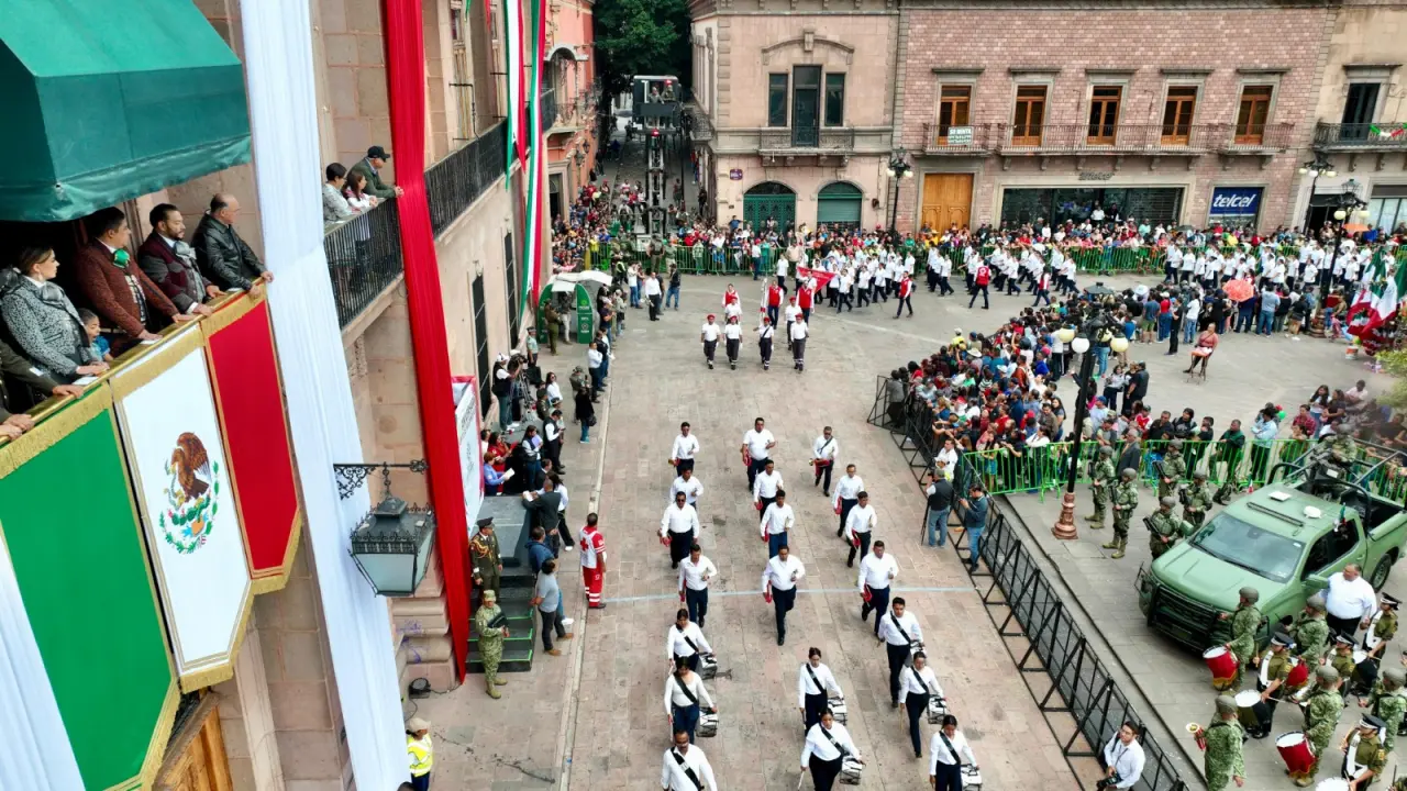 Miles asisten al desfile del 16 de septiembre en SLP