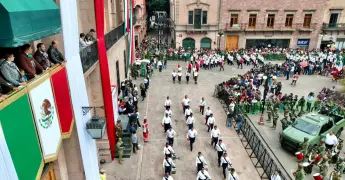 Miles asisten al desfile del 16 de septiembre en SLP