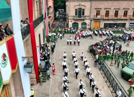 Miles asisten al desfile del 16 de septiembre en SLP