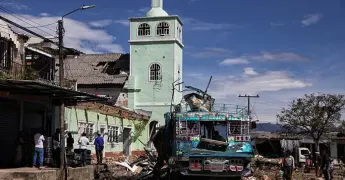 Misa, interrumpida a tiros