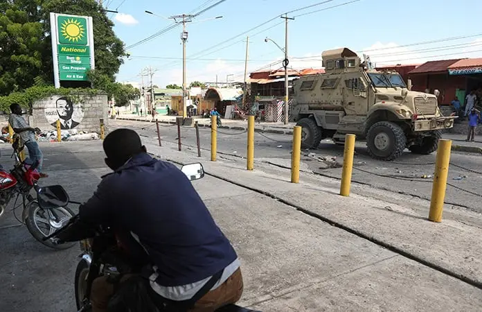 Pandilleros atacan a tiros vehículo en Haití