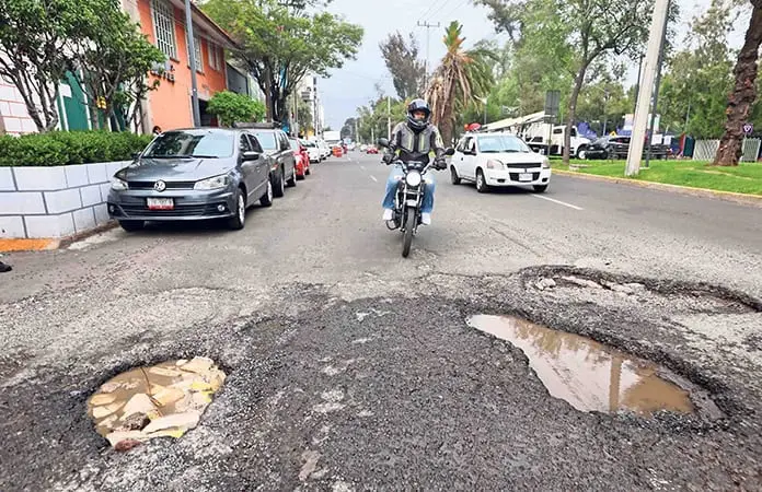 Plantean plan para la reparación de baches