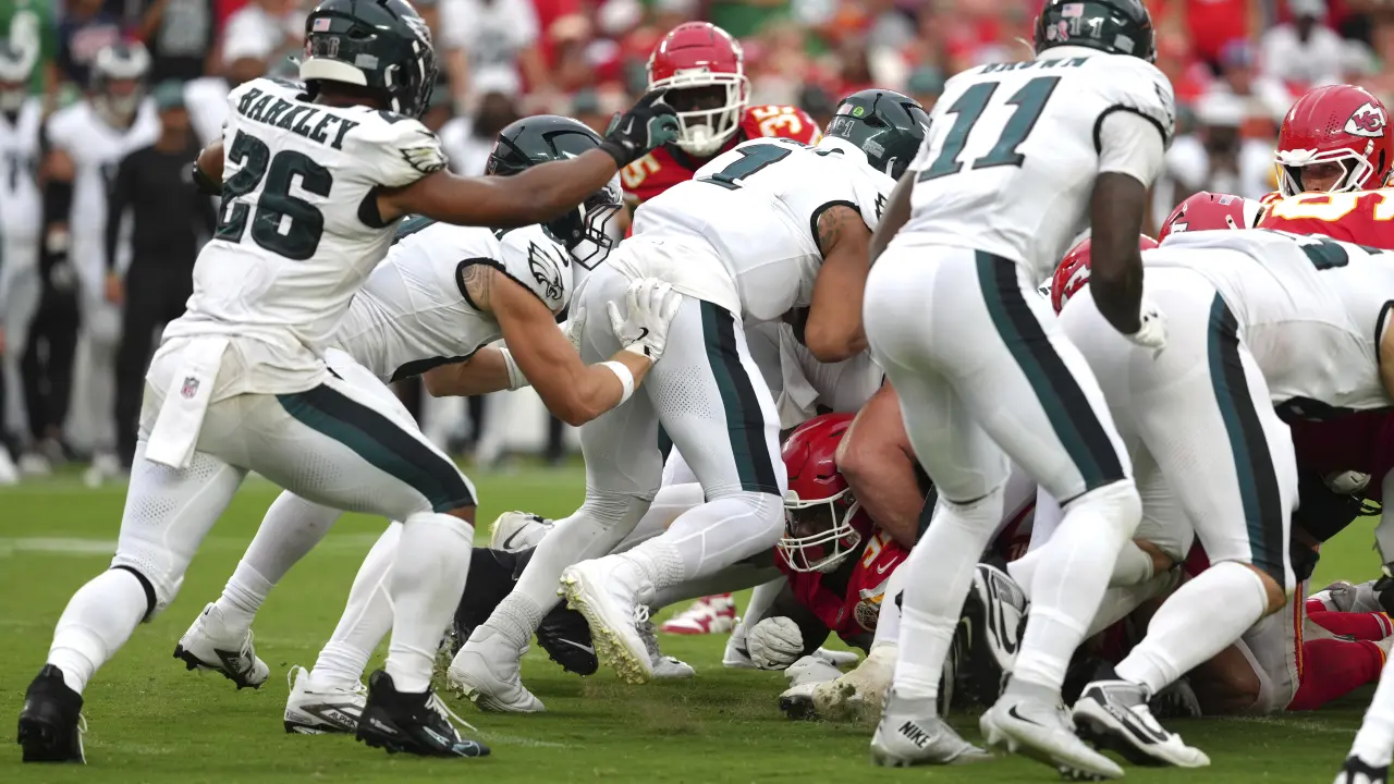 Polémica jugada tush push destaca en duelo Eagles vs. Chiefs