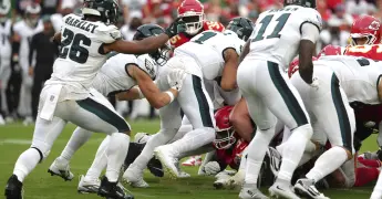 Polémica jugada tush push destaca en duelo Eagles vs. Chiefs