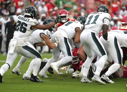 Polémica jugada tush push destaca en duelo Eagles vs. Chiefs