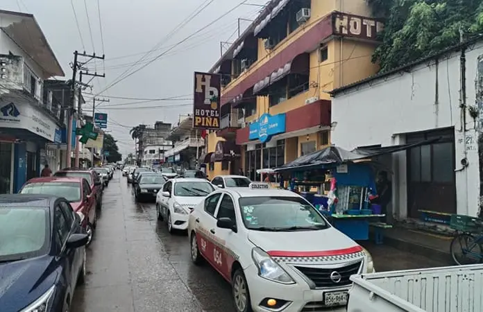 Provoca caos vial el cierre de calles