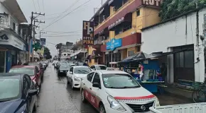 Provoca caos vial el cierre de calles