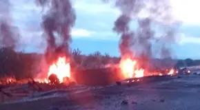 Tráiler vuelca y se quema en el Libramiento Norte