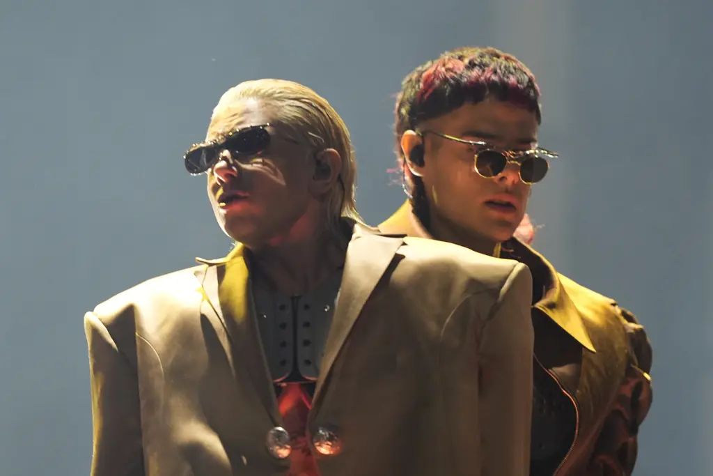 Ca7riel y Paco Amoroso desafían a Bad Bunny en los Latin Grammy 2025