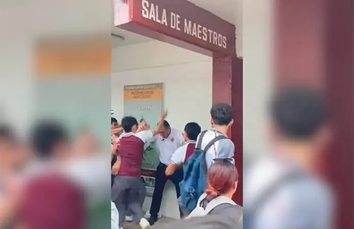 Golpean estudiantes a director por acoso sexual