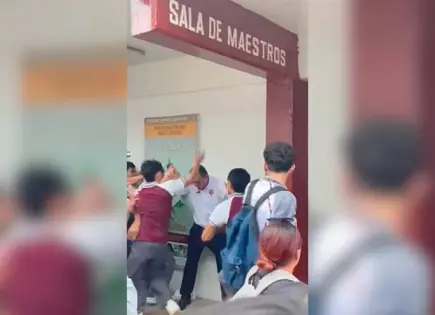 Golpean estudiantes a director por acoso sexual