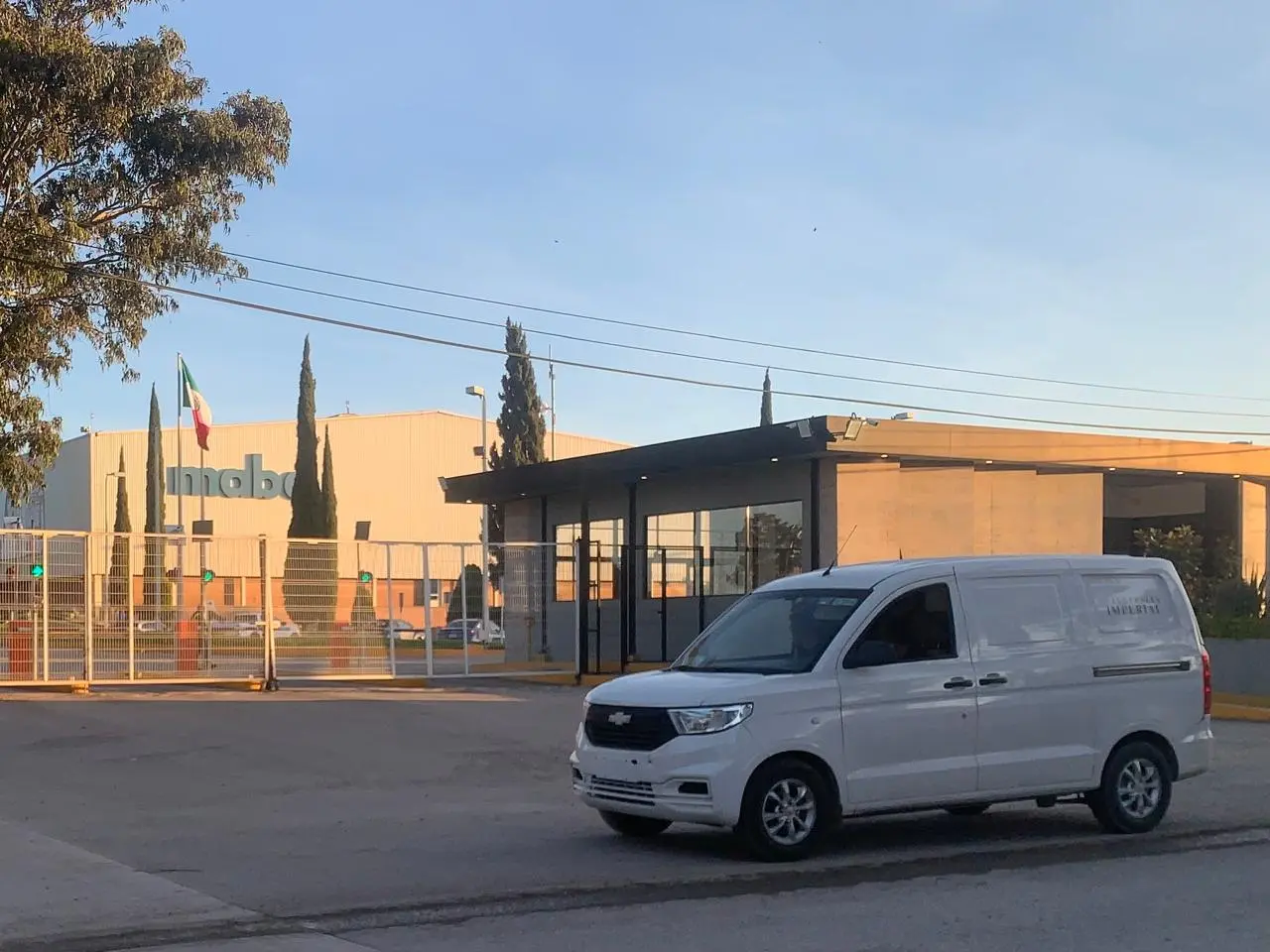 Hallan cuerpo de conductor de tráiler en patio de Mabe