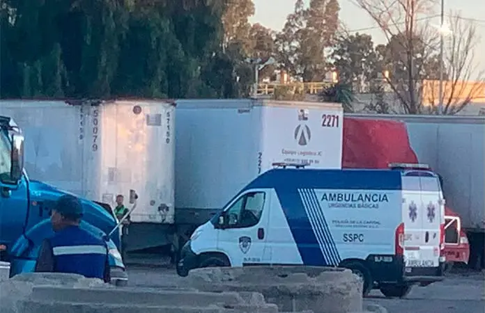 Localizan a conductor de tráiler en patio de fábrica