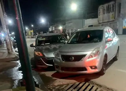 Chocan dos carros en avenida Gálvez