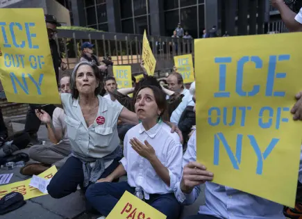 Juez federal extiende orden judicial para mejorar trato a detenidos en Nueva York