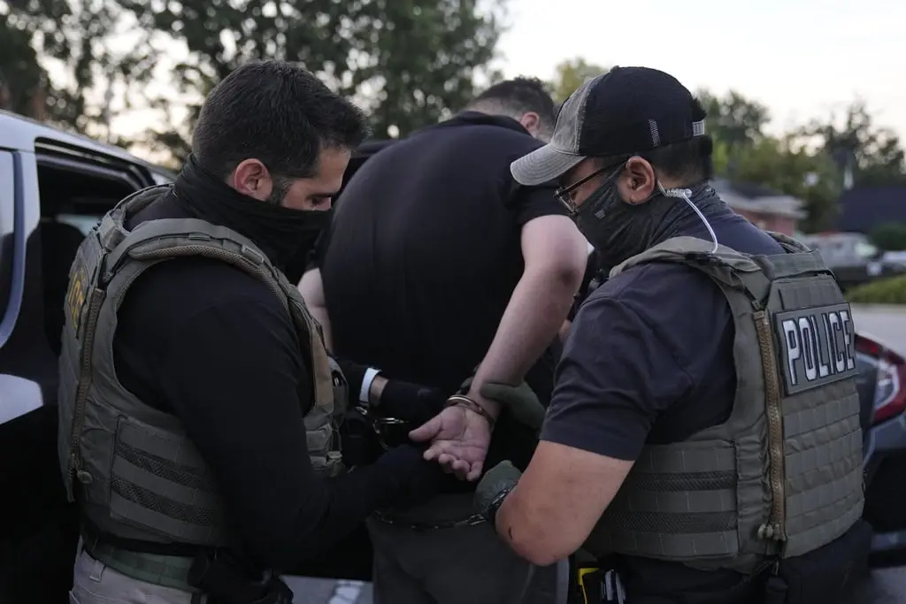 Más de 400 arrestos en Chicago por agentes de inmigración