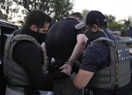 Más de 400 arrestos en Chicago por agentes de inmigración