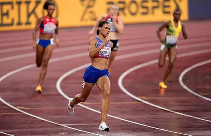 McLaughlin bate la marca de 400m