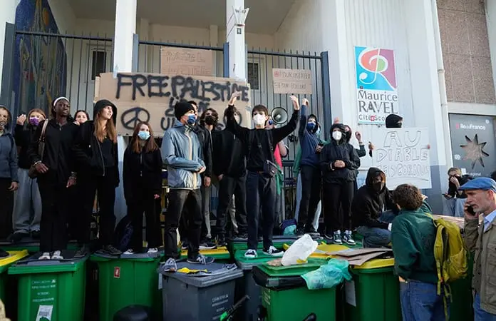 Miles protestan contra gobierno francés