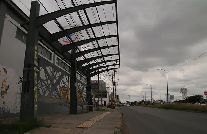 Nadie da mantenimiento a paradas de la RedMetro