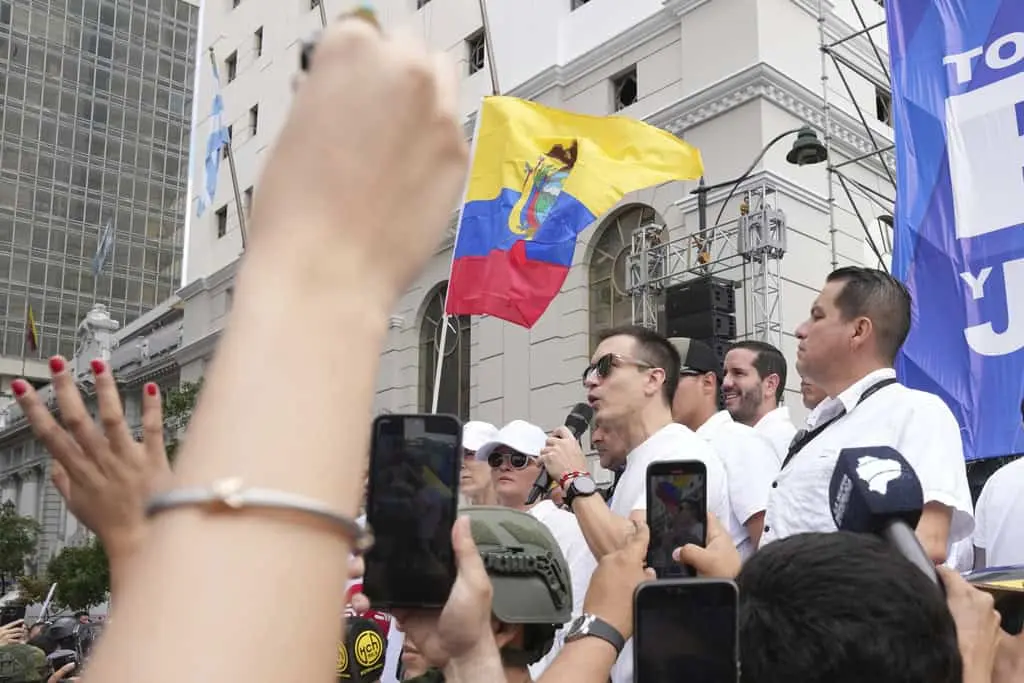 Presidente de Ecuador convoca a consulta popular para reformar Constitución