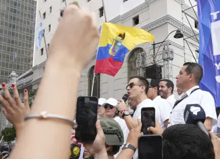 Presidente de Ecuador convoca a consulta popular para reformar Constitución