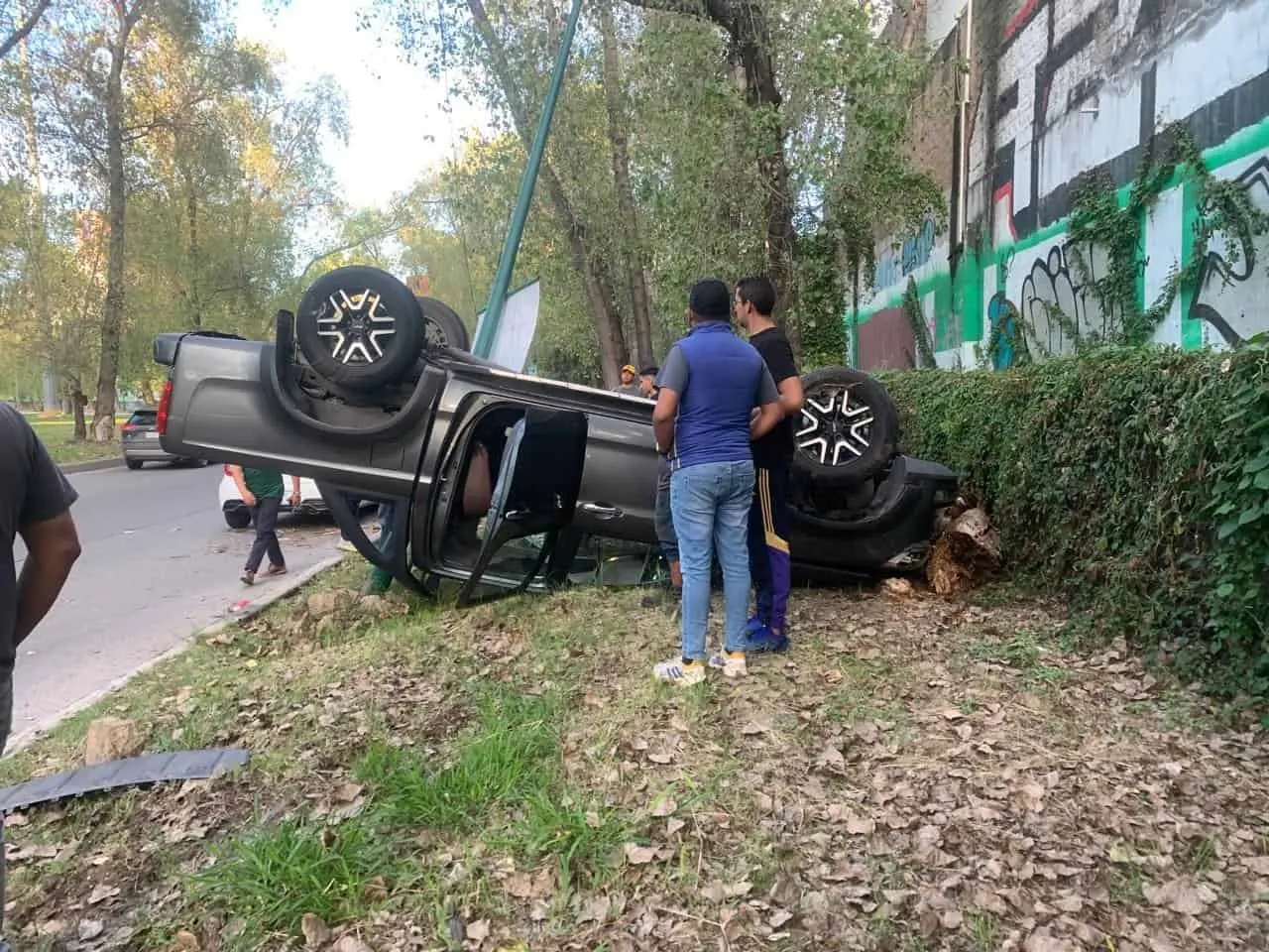 Volcadura de camioneta en Río Santiago.