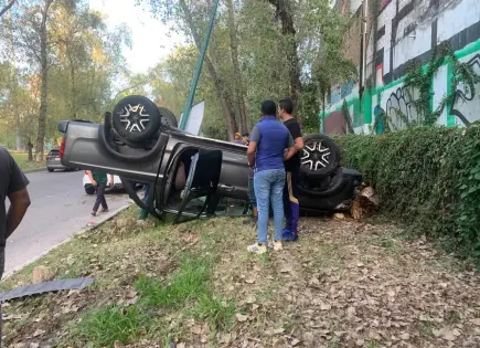 Volcadura en Río Santiago deja solo daños materiales