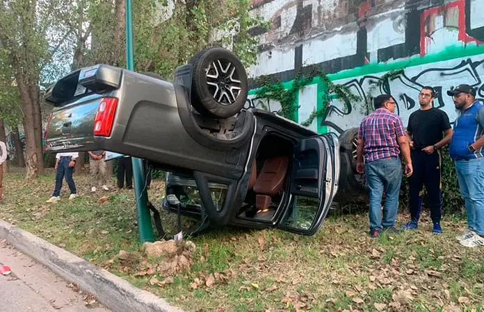 Vuelca veloz camioneta en el río Santiago