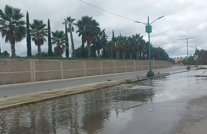 Eterna fuga de aguas negras en río Santiago