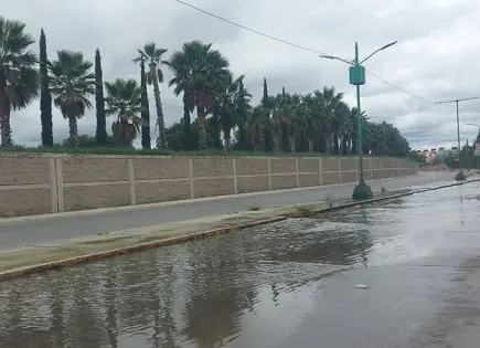 Eterna fuga de aguas negras en río Santiago