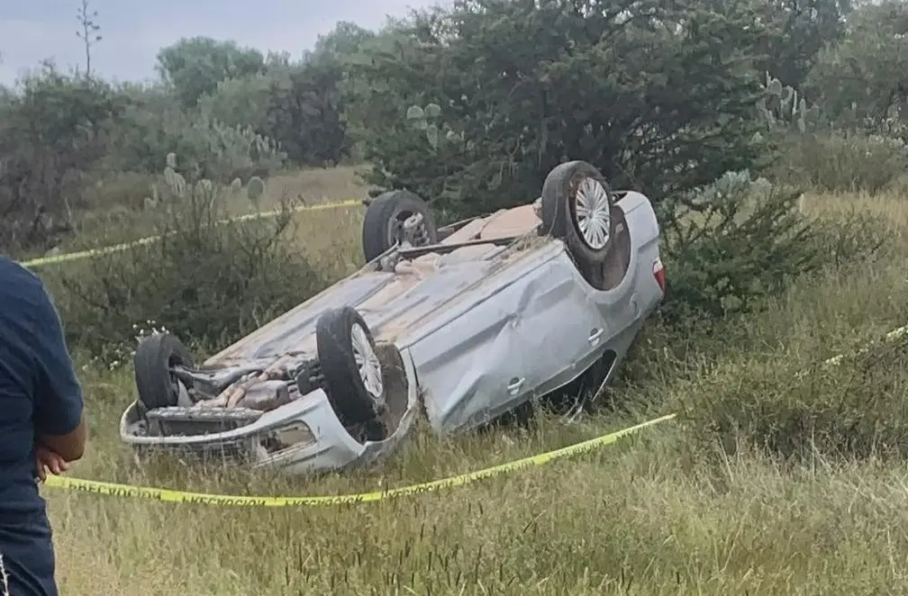 Fallece joven mujer al volcar su automóvil