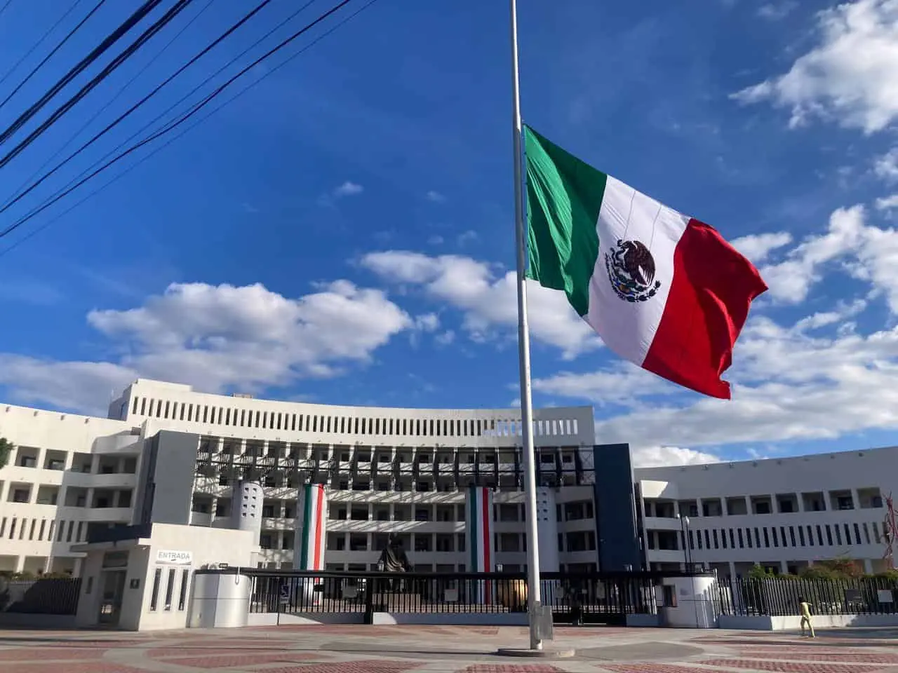 La Bandera Nacional ondea a media asta, frente a las instalaciones del Poder Judicial del Estado. | Foto: Alberto Martínez.