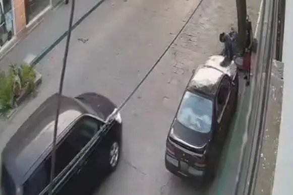 Captan robo a plena luz del día en Mariano Arista (video)