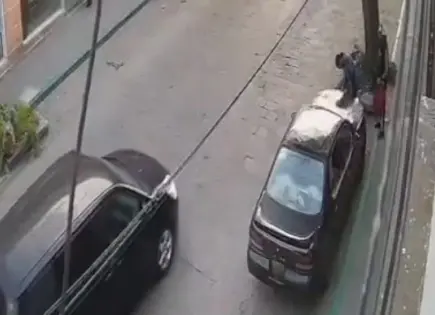 Captan robo a plena luz del día en Mariano Arista (video)