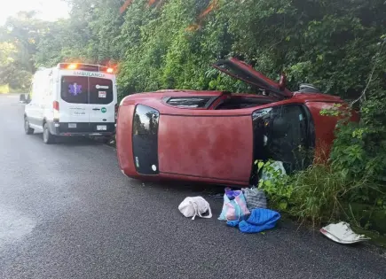 Conductora resulta con lesiones en volcadura