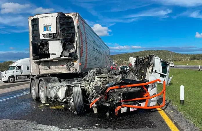 Trailero resulta herido durante un accidente carretero
