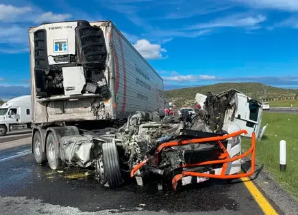 Trailero resulta herido durante un accidente carretero