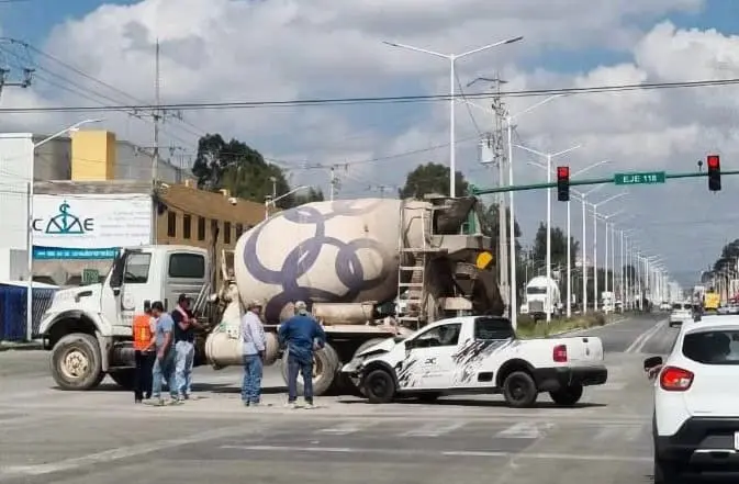 Chocan camioneta con revolvedora en ZI; sólo daños