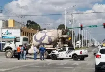 Chocan camioneta con revolvedora en ZI; sólo daños