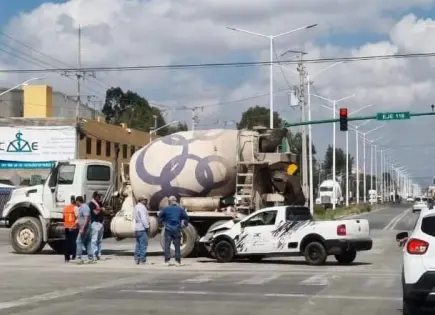 Chocan camioneta con revolvedora en ZI; sólo daños