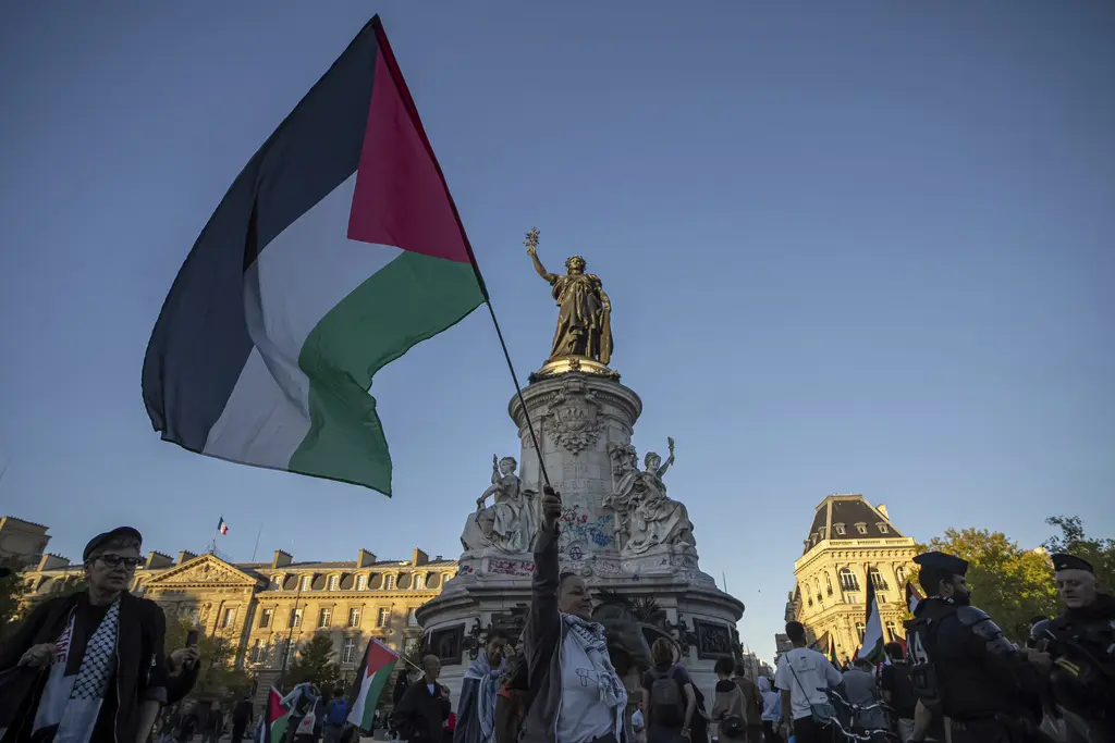 Alcaldes franceses desafían gobierno y muestran apoyo a Palestina