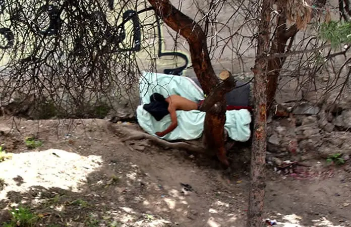 Indigentes hacen de  los puentes su hogar