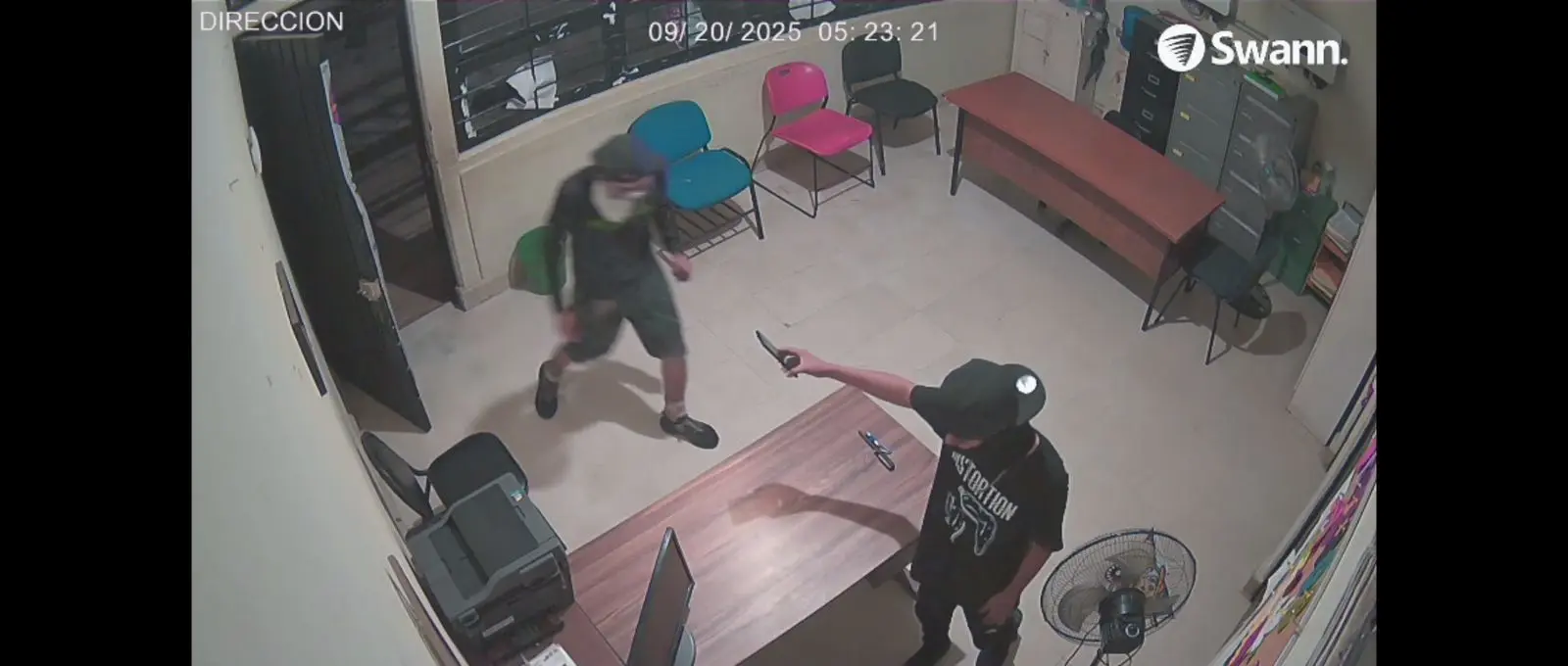 Cámaras graban atraco en primaria