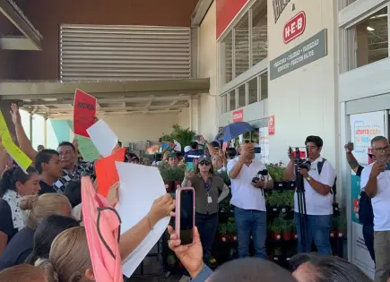Marcha en Torreón por muerte de Papayita en tienda HEB