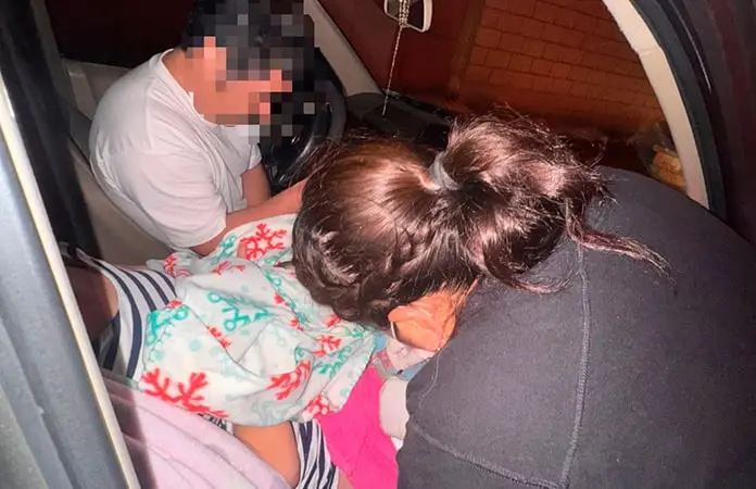 Se adelanta parto a mujer en un carro